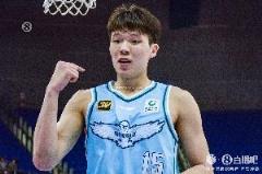 青岛曾险胜广厦！吧友热议：青岛实力持续攀升