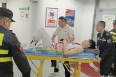 曾凡博被担架抬上救护车：坚持打比赛，不愿离开球队