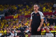 京晋裁判引争议 丁佳宁直言：好裁判吹欧冠，塞给我们的水平太差