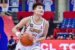 孙铭徽半场表现亮眼 半场9中3&三分5中2贡献10分2板7助