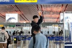 杨瀚森社交媒体发布检票登机照 率先开启NBA追梦之旅
