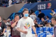 赵继伟现场观战辽篮总决赛G6，4届冠军&两届FMVP加持