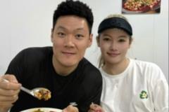 张宁妻子：结婚两年纪念日，行囊羞涩亦无悔，难得夫妻是少年