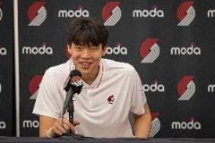 队记：杨瀚森下场引热议 观众掌声雷动