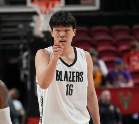 杨瀚森隔扣受阻状态不佳 中国男篮应让他留美训练