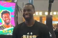 没助跑！维金斯活动篮板摸高力压全场