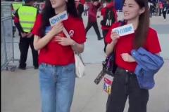 刘畅姐姐现场采访资深老球迷，不巧遇到保安…………