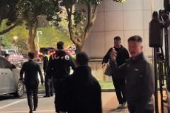 杜峰面对热情球迷：我跟朱总一起去快乐一下