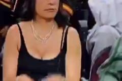 当你和女朋友一起来看球，她老妈偏偏要坐在中间哈哈哈