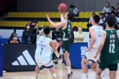 早日康复！国内高中篮球联赛 小伙快攻上篮不慎踩到篮架断腿