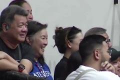 小伙子抢篮板被脱下裤子，直接在全校家长面前社死了