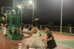 这个动作在NBA也是很少见的耶邓肯眼里的自己原地大风车
