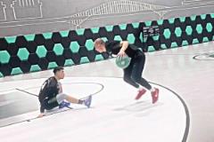 现在的00后都这么喜欢坐下吗？