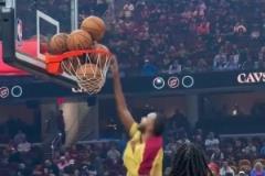 原来NBA球员也这样当第二个球卡上去的时候，目的就变了