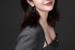 图啥呢？被锤出轨的青岛主帅刘维伟，明明妻子都这么好看~