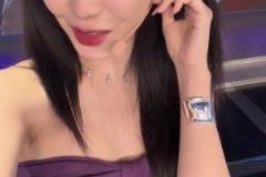 湖人输了美娜勉强的笑，可惜了这一身紫色韵味