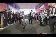 翻车了甲亢哥直播机器人跳舞，结果机器人突然抽搐倒地