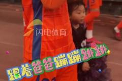 太暖了！李源一带女儿谢场，刘洋、王大雷一起有爱互动