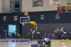 东契奇在球队训练结束后加练了底角顶投三分