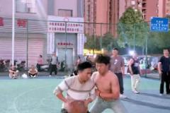 打架带个球是很正常的...