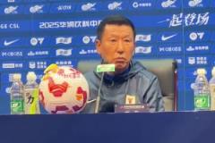 巴萨主席拉波尔塔与球迷一起唱歌