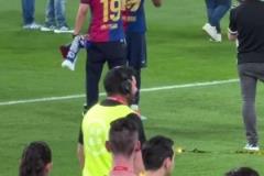亚马爹也是“啃小”上了！亚马尔和他爸就像哥们