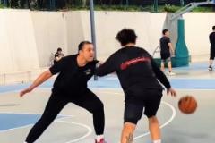 退役后的西热力江在野球场上依然是个大杀器