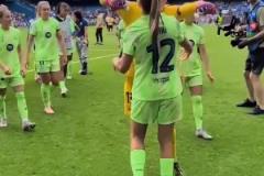 都是大美女啊！充满了欢声笑语！巴萨女足：里斯本，我们来了！