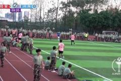 场下围观的还不少！谁能懂在校队比赛时踢进这个球的含金量？
