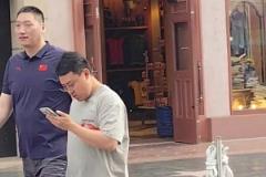 净身高2米18 带着八块腹肌和皮蓬合影！训练师说他是下个姚明