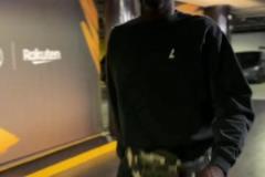 造型很别致啊！追梦抵达球馆 在裆部上方挂了个包