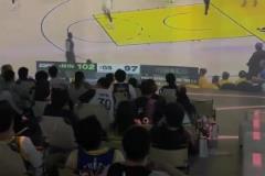 上海勇蜜组织线下看半决赛 当比赛结束时全场一片寂静.