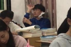 当时不能体会，多年以后才想起当时的他是多么快乐~
