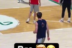 球队中锋：靠腰 ，这不会是我们队的射手吧？