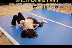 集美会长跟女主播摔跤比赛 他太享受被扑倒的时候了