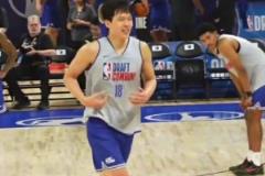 杨瀚森状态很好时被换下，结果教练发现换错人，小杨又回到场上