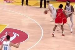 方超巨来了！方硕假动作骗过防守送秒传