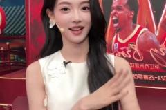 优质偶像！库里此前手和膝盖都被冰敷，但仍然在为粉丝签名！